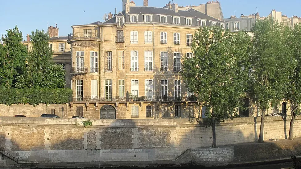 Vue de l'hôtel Lambert, hôtel particulier classique sur l'île Saint-Louis à Paris