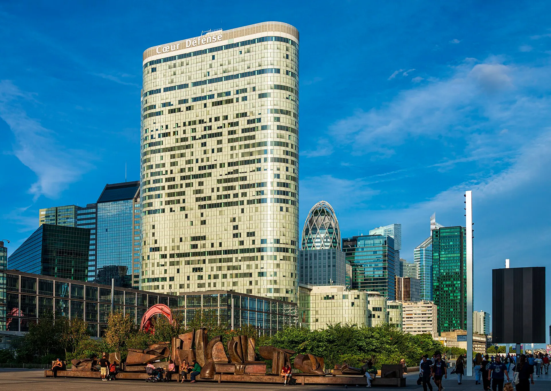 Les tours de bureaux de La Défense, autour de l'immeuble Cœur Défense, sous un ciel dégagé.