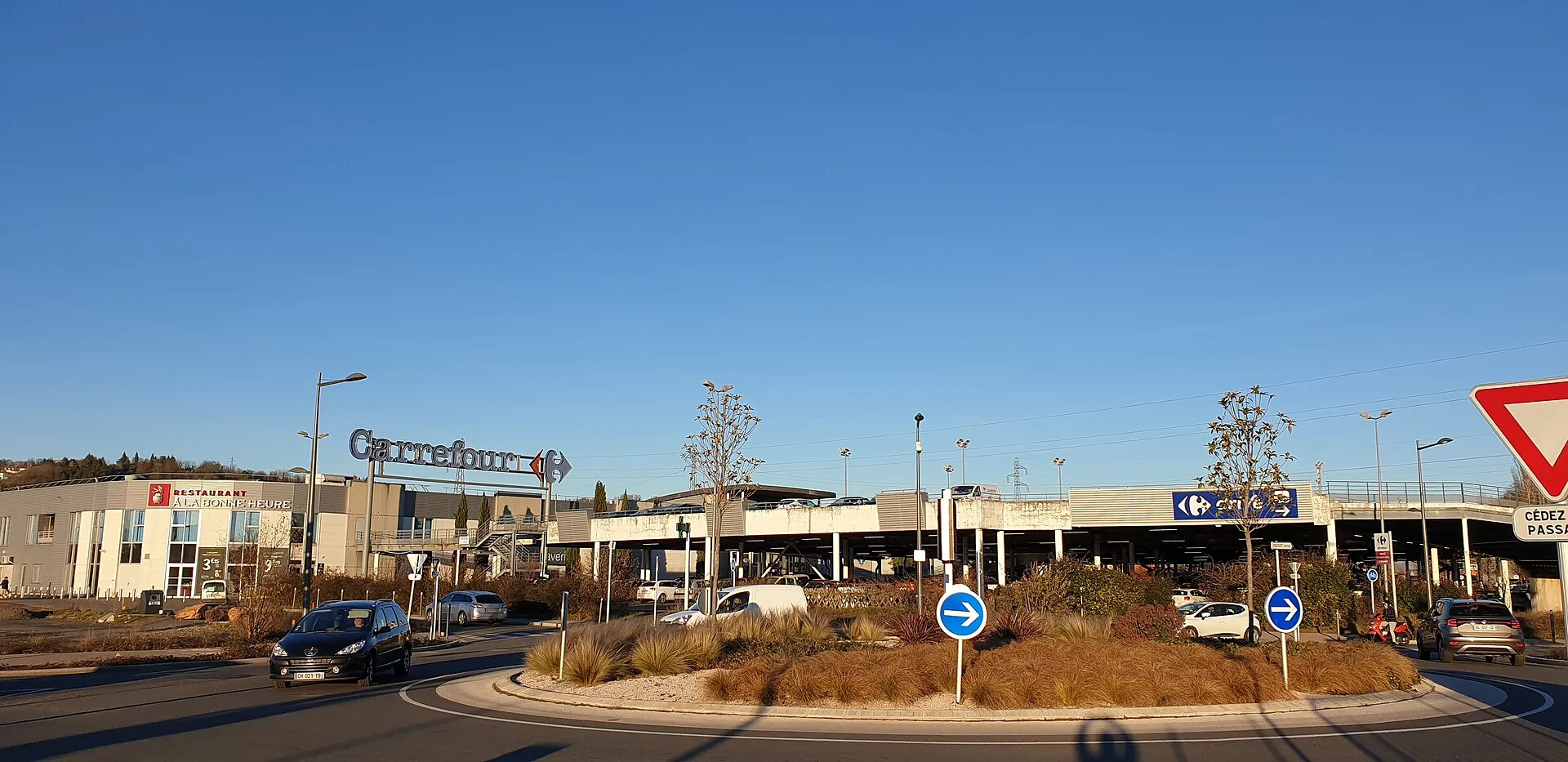 La façade de l'hypermarché Carrefour de Cusset, dans l'Allier, avec son enseigne et son entrée vitrée.