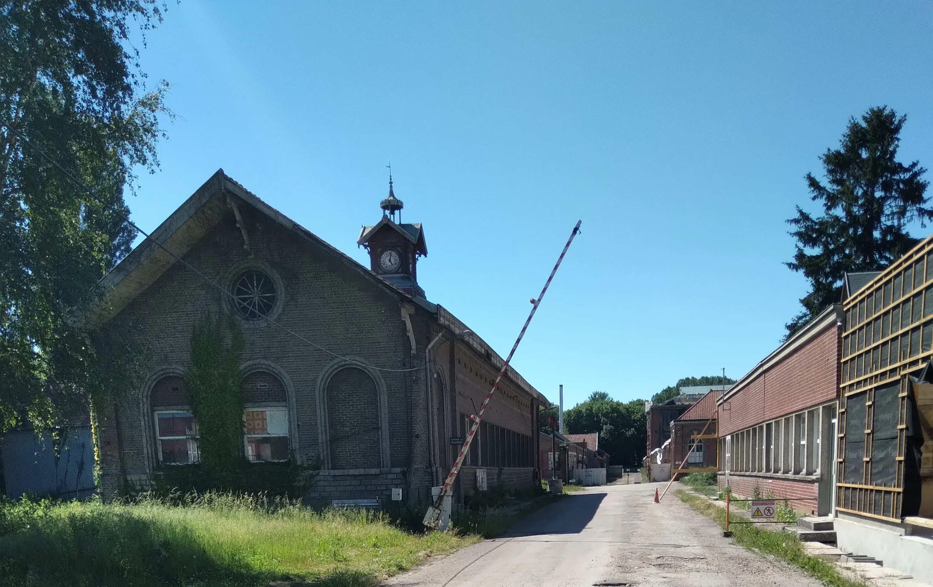 Un site industriel d'Engie, rue Ampère à Rillieux-la-Pape, avec sa cheminée et ses bâtiments techniques.
