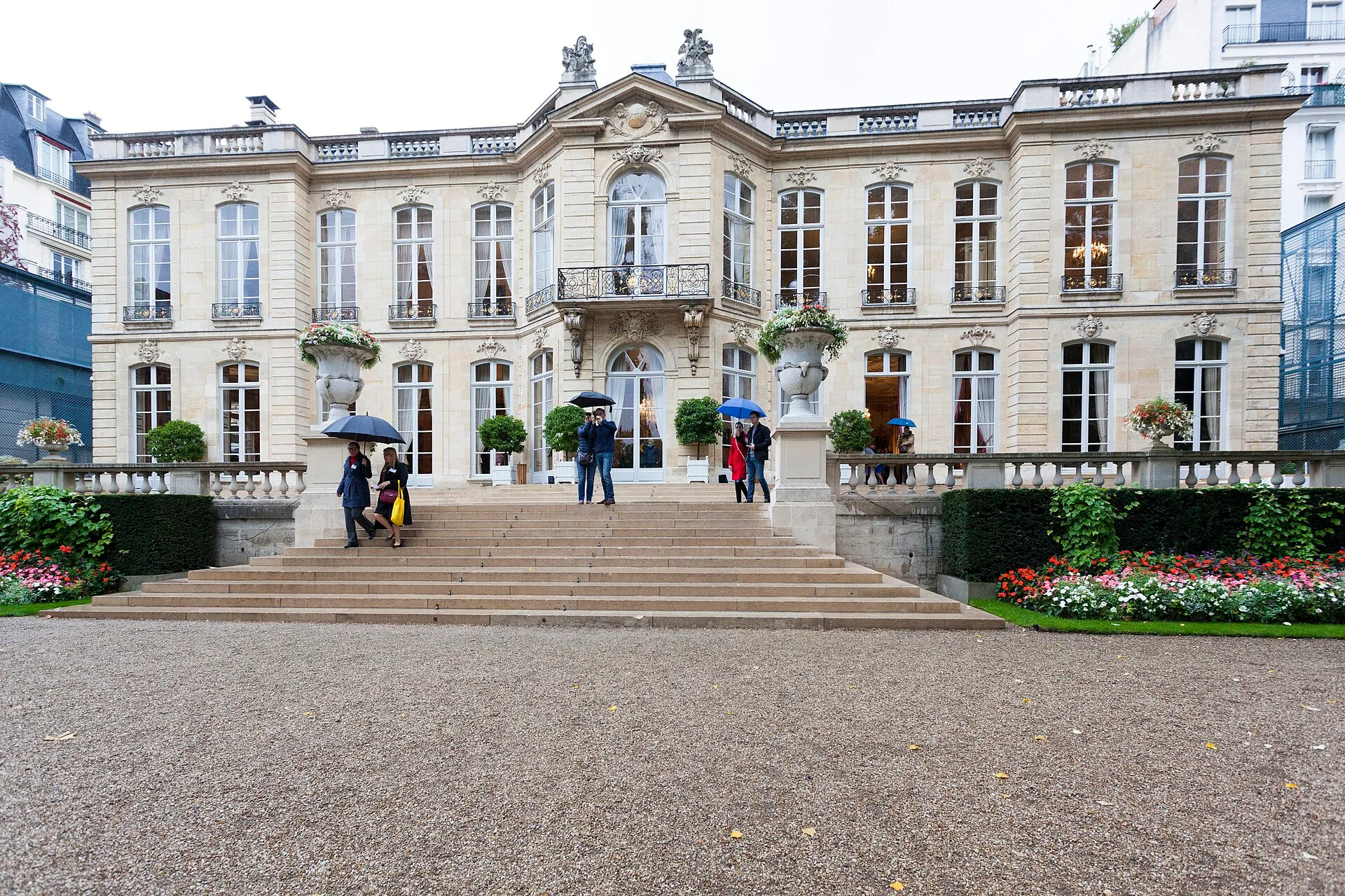 La façade de l'hôtel de Matignon à Paris, résidence du Premier ministre, vue depuis la cour d'honneur pavée.