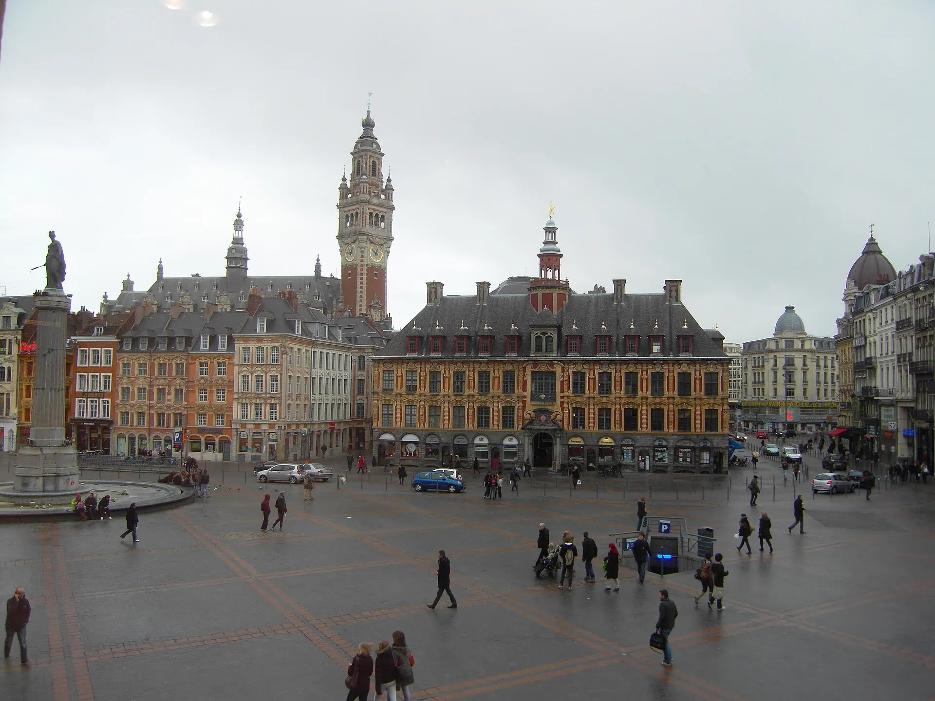 La Grand-Place de Lille et ses façades flamandes colorées, ville où s'est tenu le 122e Congrès des notaires de France.