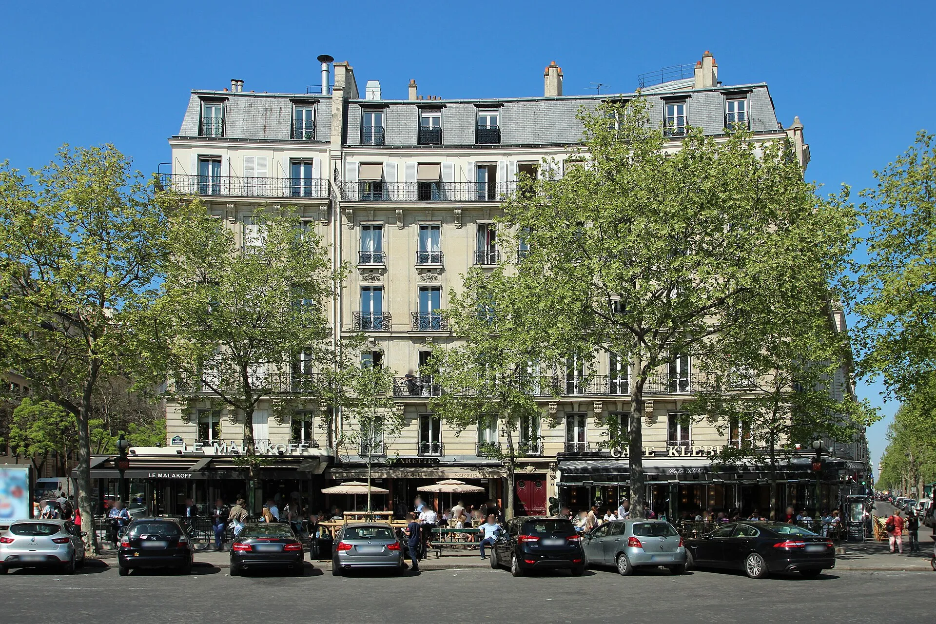 Un immeuble haussmannien et des terrasses de café sur la place du Trocadéro, dans le 16e arrondissement de Paris.