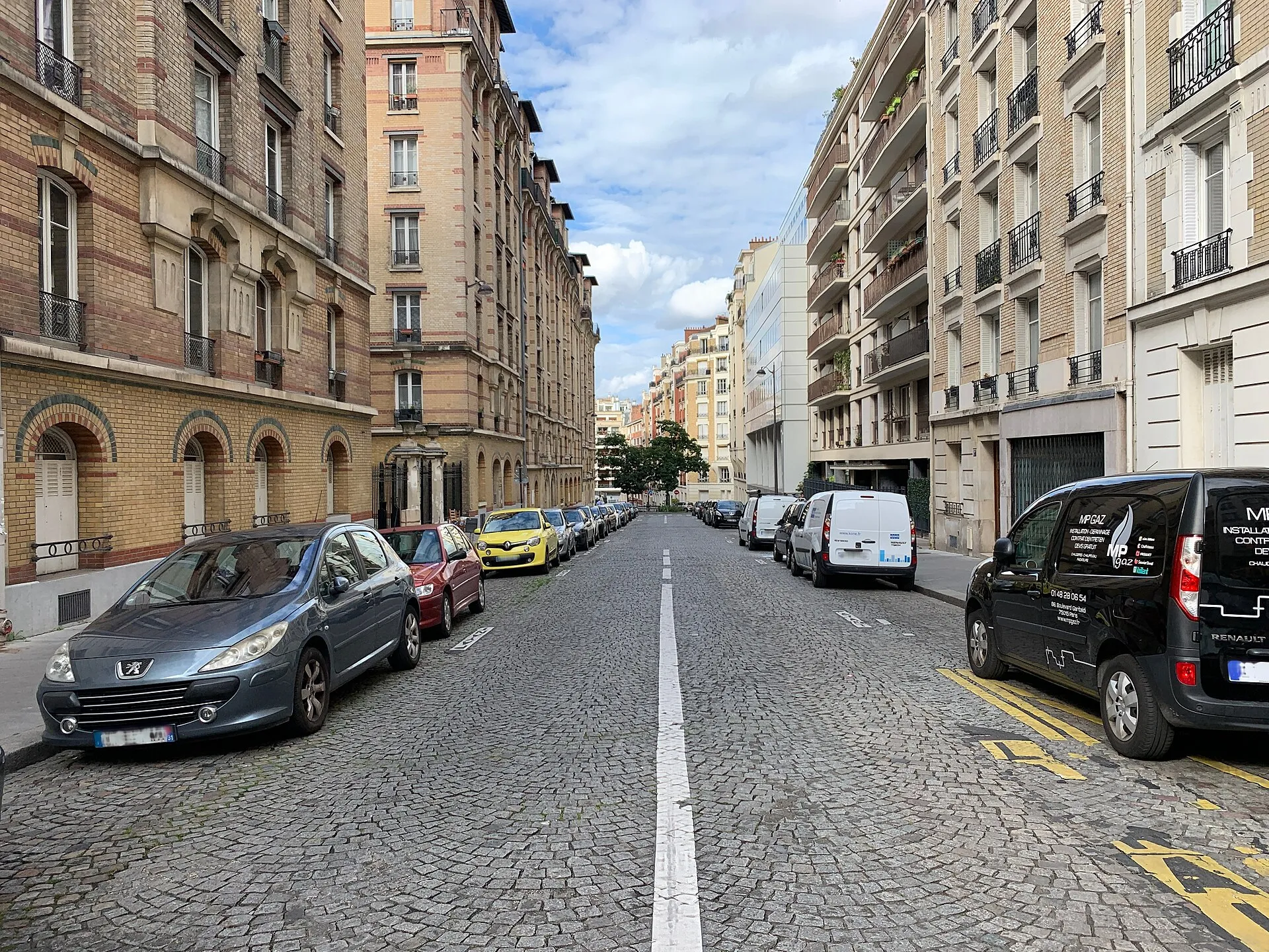 La rue Jobbé-Duval dans le 15e arrondissement de Paris, une rue pavée bordée d'immeubles, où se trouve l'immeuble Graham.