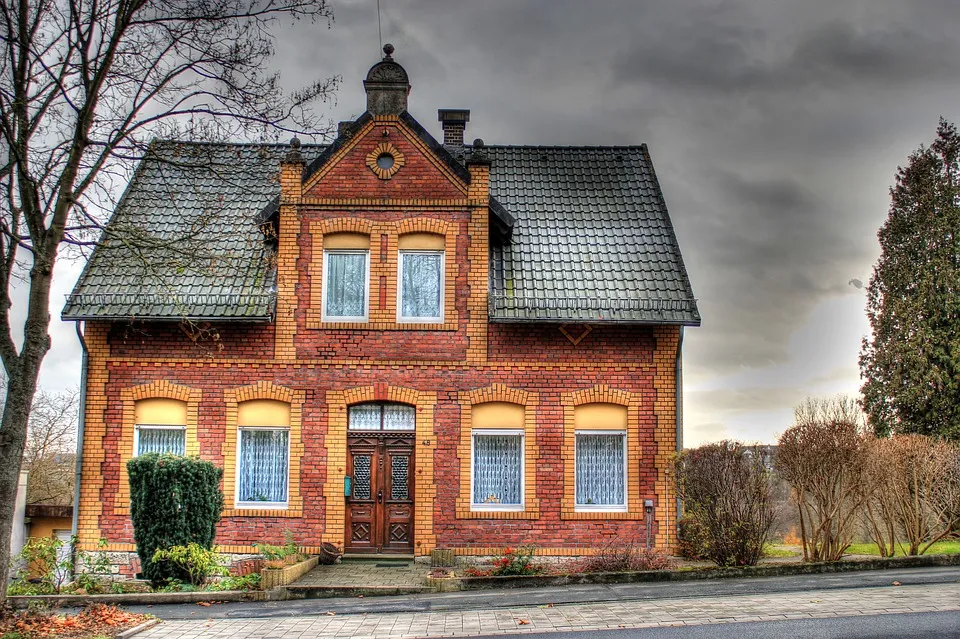 Maison ancienne en briques, à étage, avec toiture pentue et lucarnes