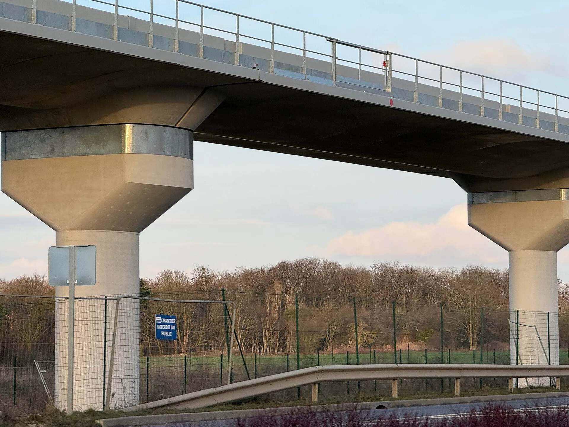 Le viaduc en béton de la ligne 18 du métro du Grand Paris, au-dessus du chemin de Palaiseau à Saclay, en janvier 2026.