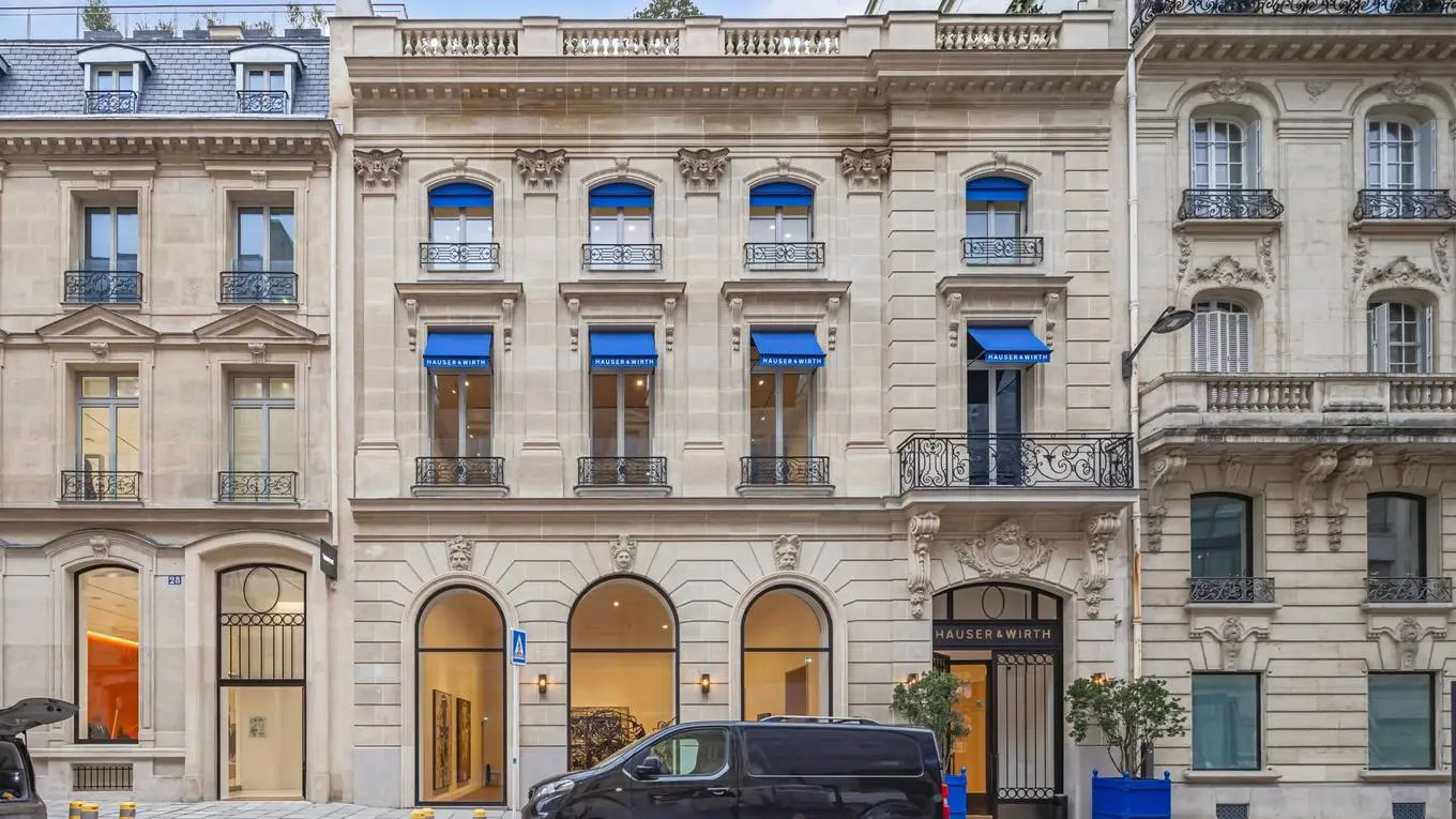 Façade d'un immeuble de bureaux haussmannien dans le 8e arrondissement de Paris