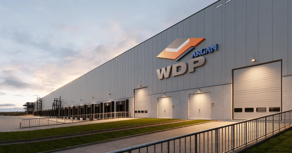 Façade d'un entrepôt logistique portant les logos WDP et Argan