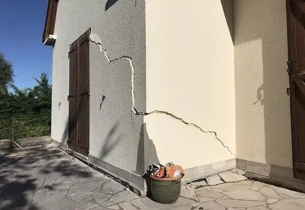 Façade fissurée à cause du retrait-gonflement des argiles