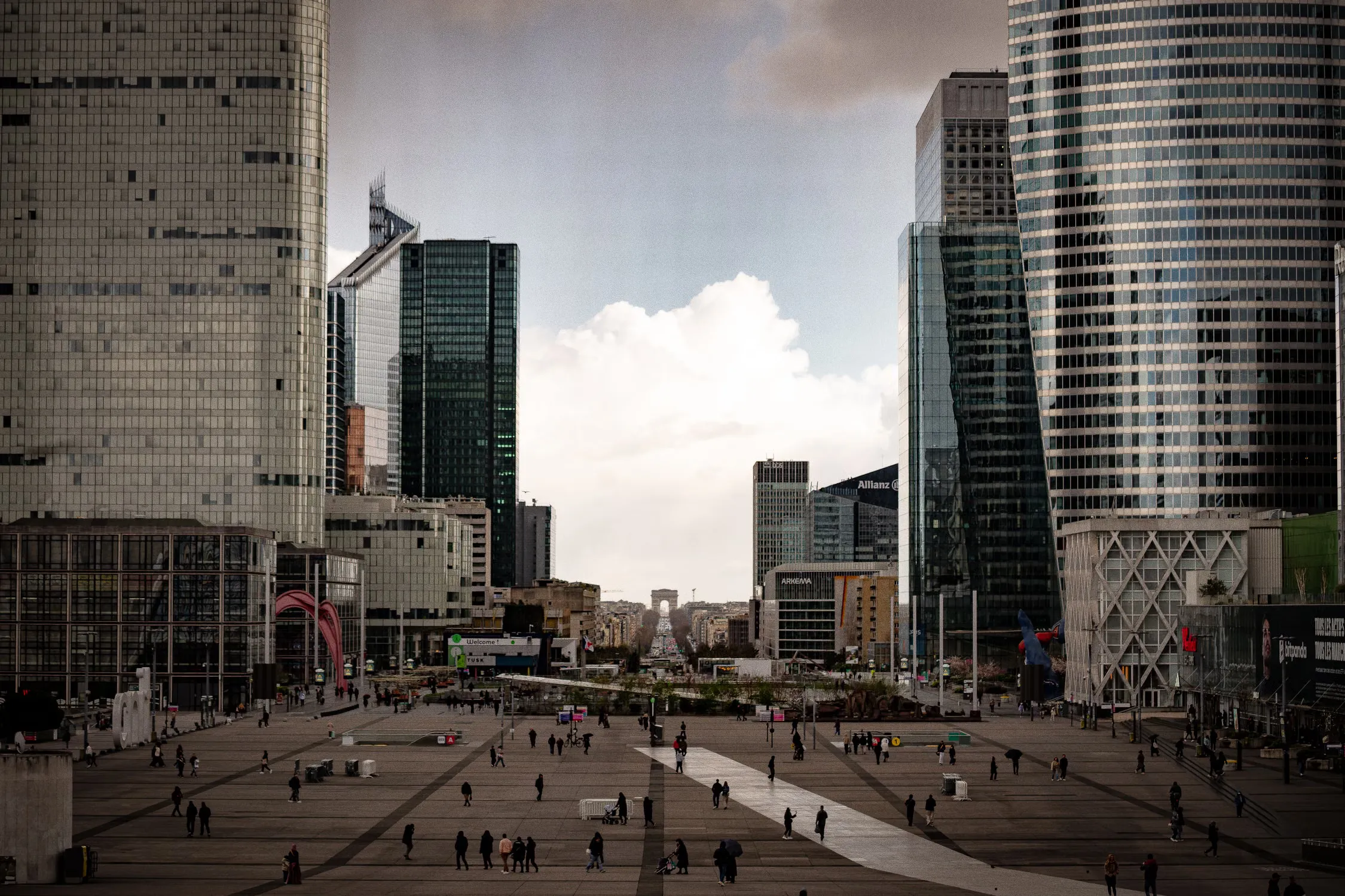 Tours de bureaux modernes du quartier d'affaires de La Défense, à Paris