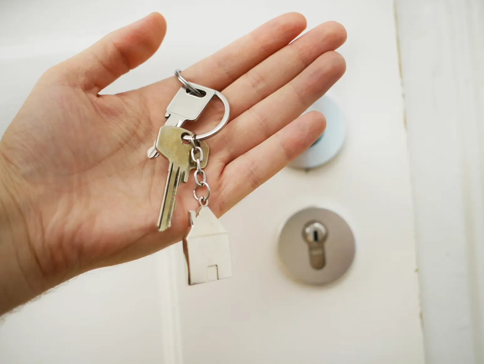 concept immobilier avec argent, clés et maisons miniatures