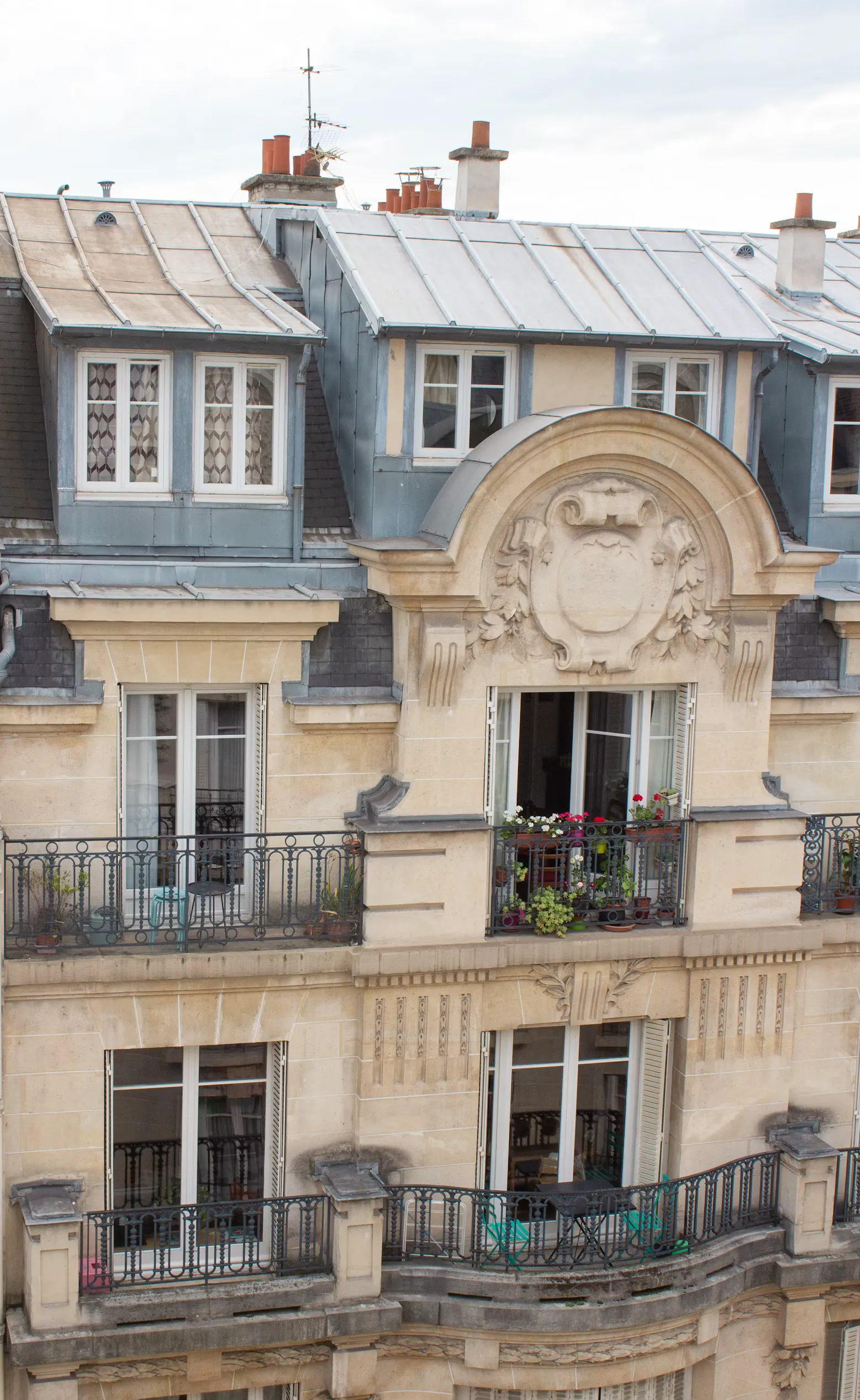 vue depuis un balcon dans un quartier parisien