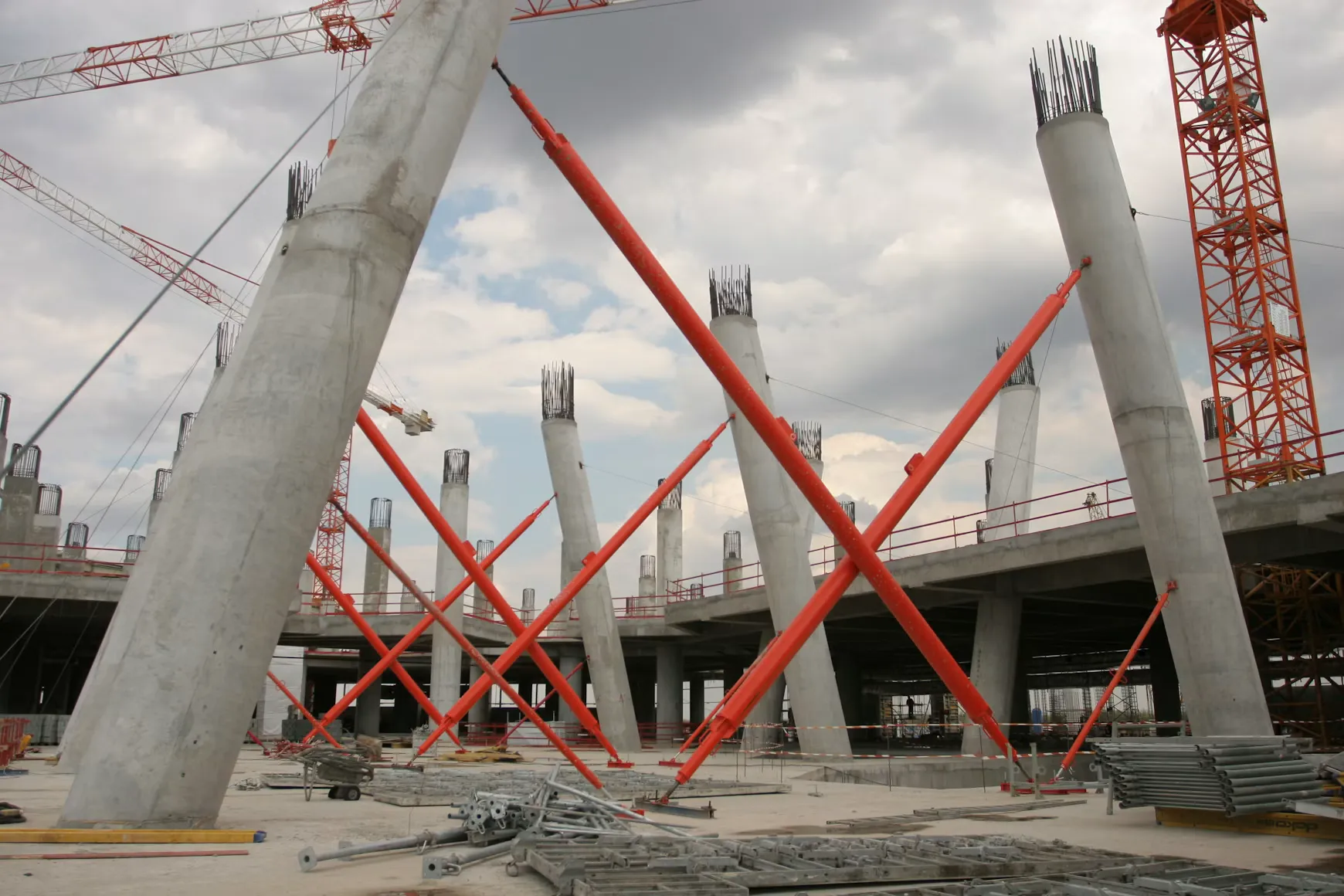 Chantier de construction avec une grue et un bâtiment en arrière-plan